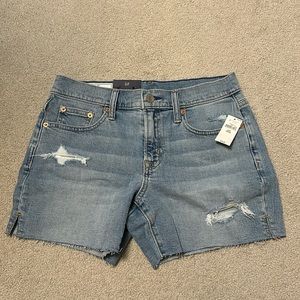 NWT Gap 5” Mid Rise Girlfriend Jean Distressed Denim Shorts